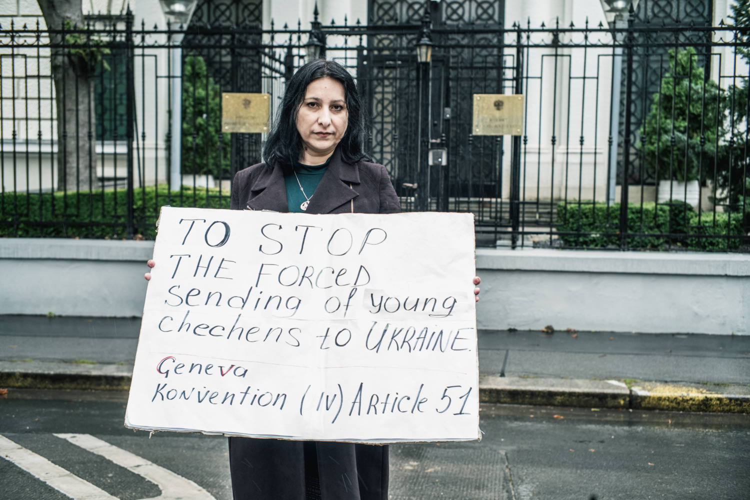 Роза Дунаева перед зданием посольства России в Вене. (C) ZackZack/Кристофер Гланцл