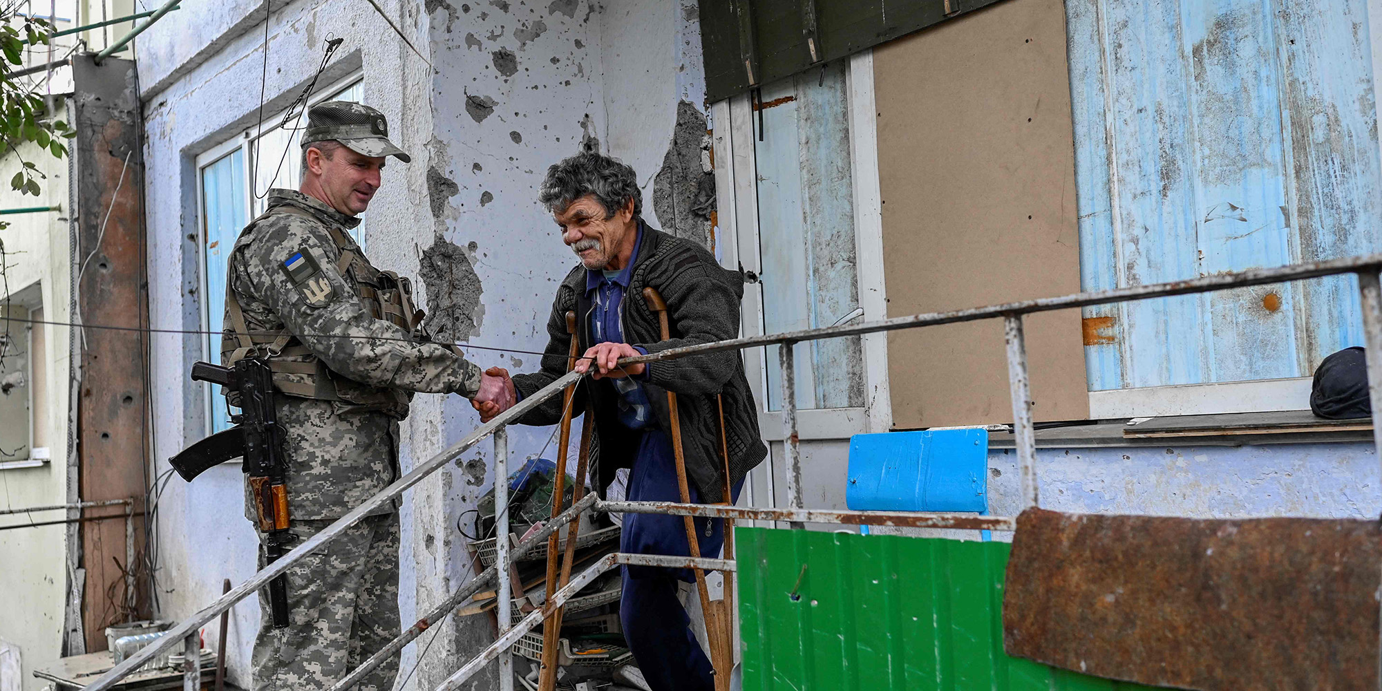 Ukrainischer Soldat gibt einem Zivilisten in Cherson die Hand