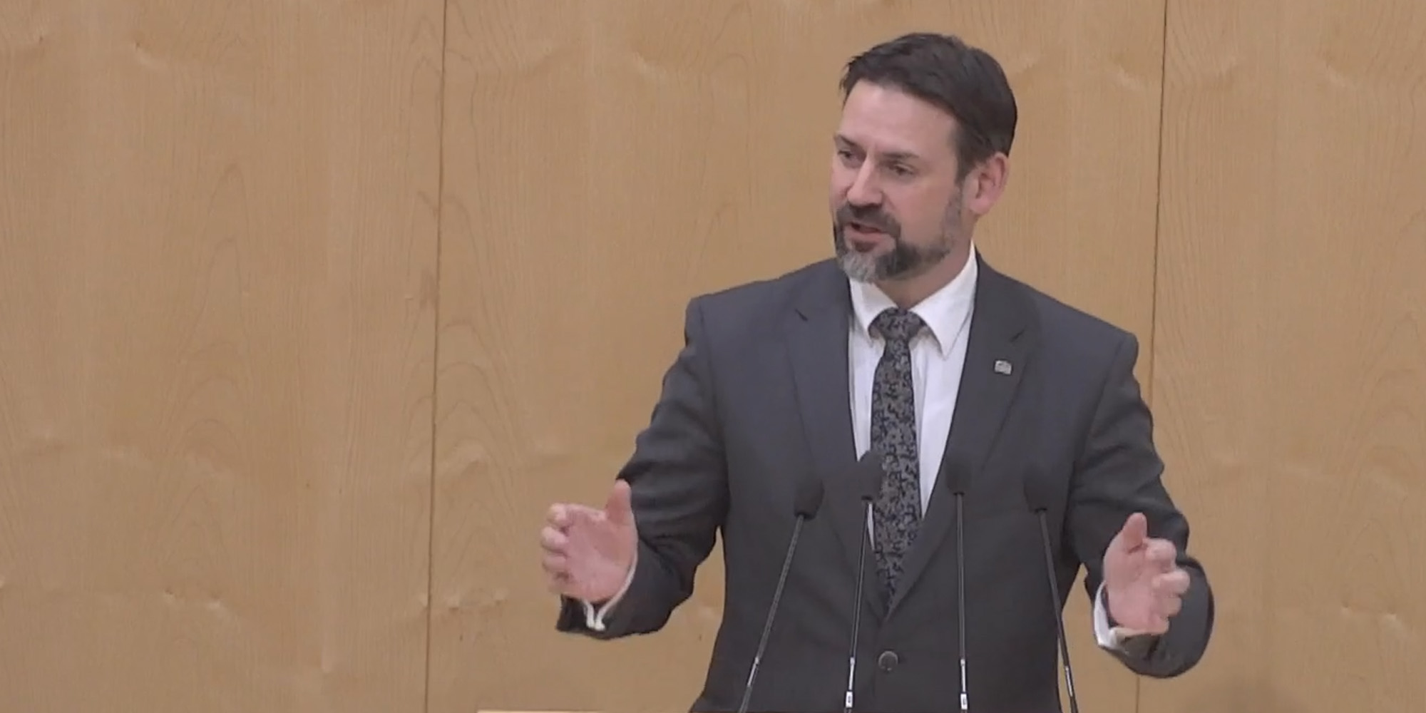 Friedrich Ofenauer bei einer Rede im Parlament