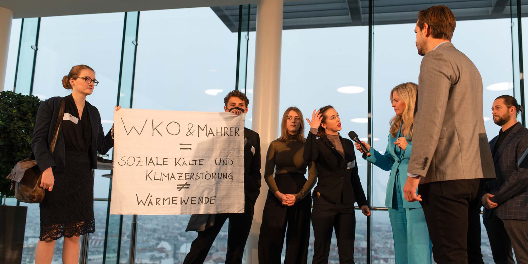 Lena Schilling ergreift bei der WKO-Pressekonferenz das Wort