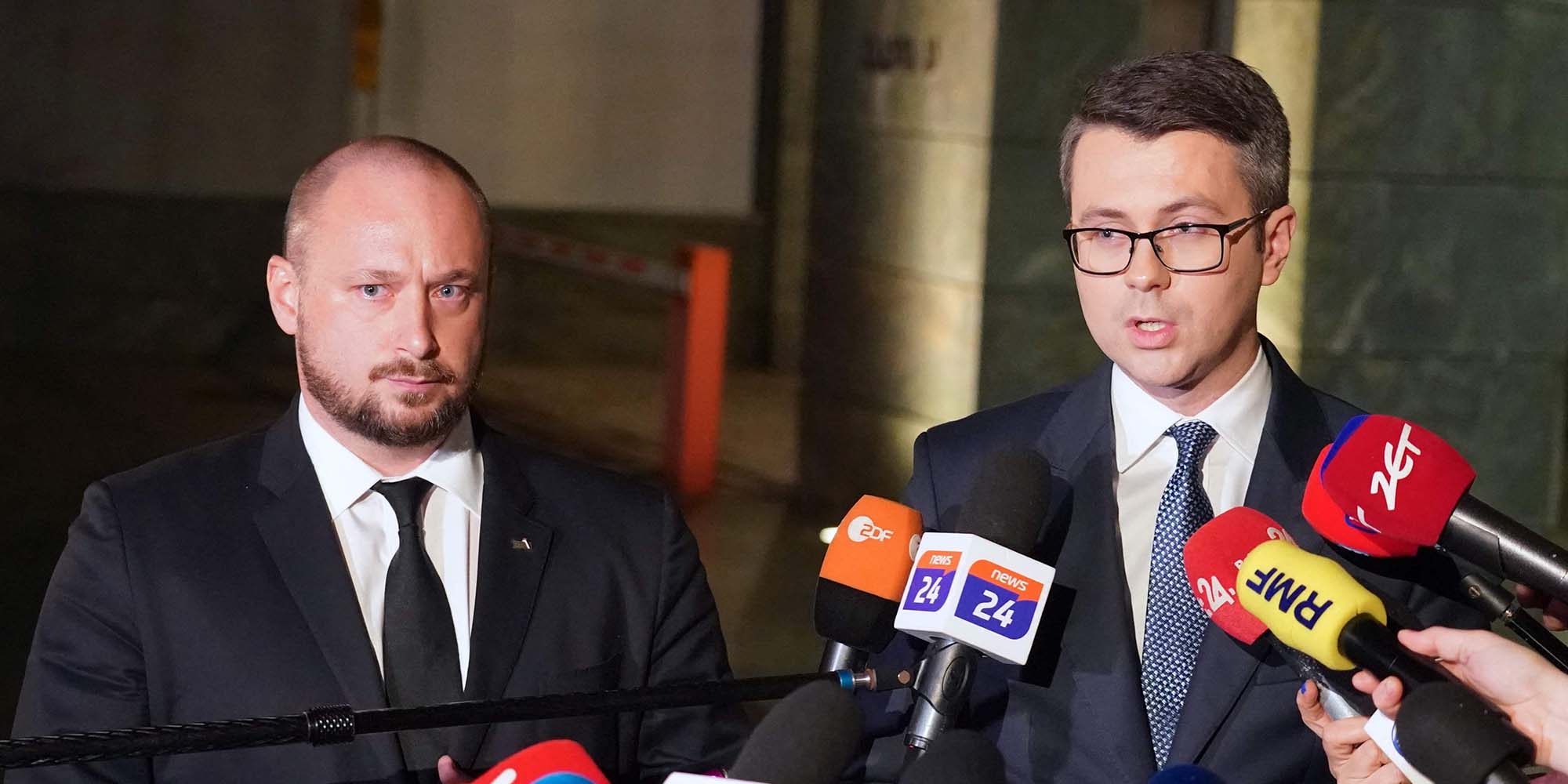 Der Chef von Polens Büro für Nationale Sicherheit, Jacek Siewiersk und der Regierungssprecher Piotr Muller bei einem Statement
