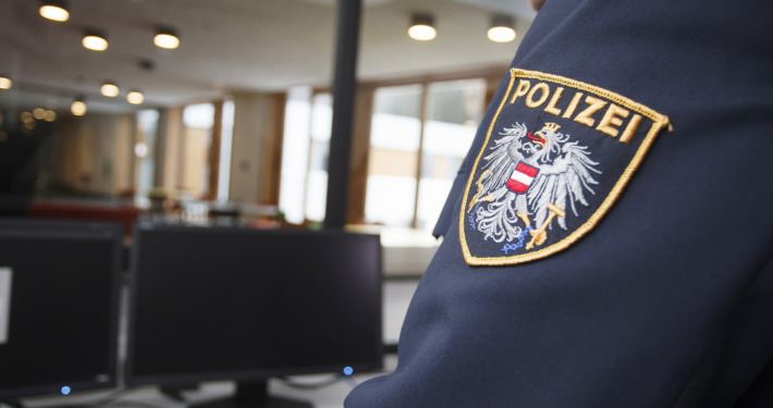 Ärmel einer Polizeijacke mit sichtbarem Abzeichen in einem Innenraum des Anhaltezentrums Vordernberg