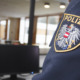 Ärmel einer Polizeijacke mit sichtbarem Abzeichen in einem Innenraum des Anhaltezentrums Vordernberg