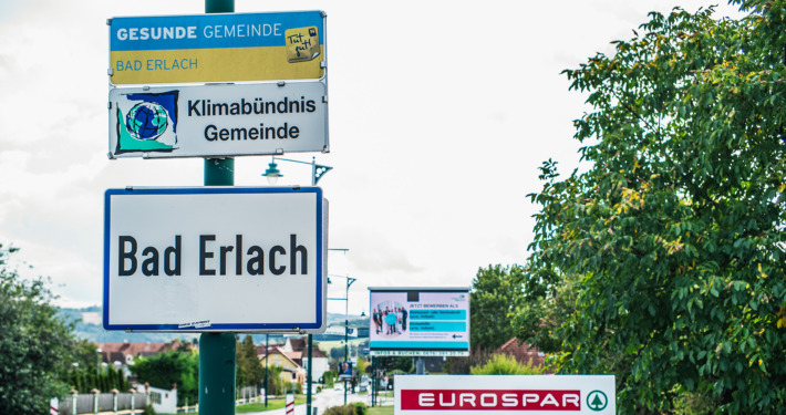 Ortsschild von Bad Erlach. Klimabündnis-Gemeinde.