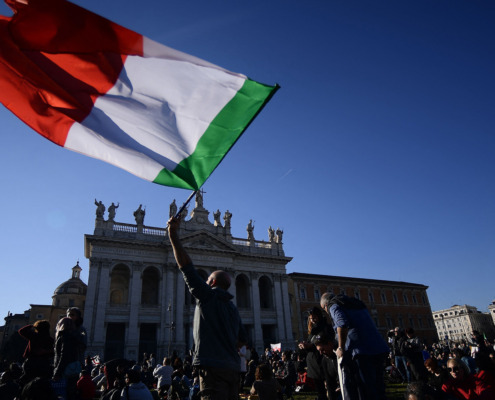 Demonstrant weht italienische Flagge im Zuge einer Demonstration gegen den Grünen Pass