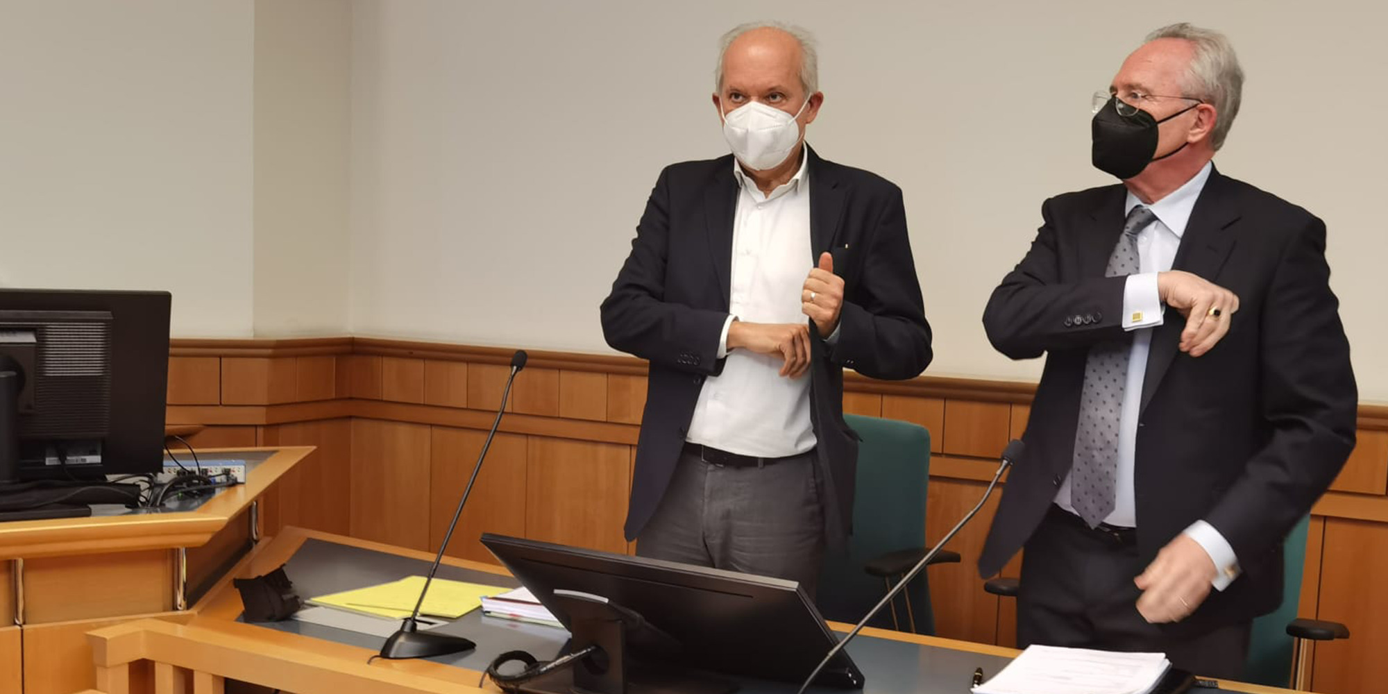 Anwalt Werner Suppan und ÖVP-Landesparteiobmann Karl Mahrer im Gerichtssaal.