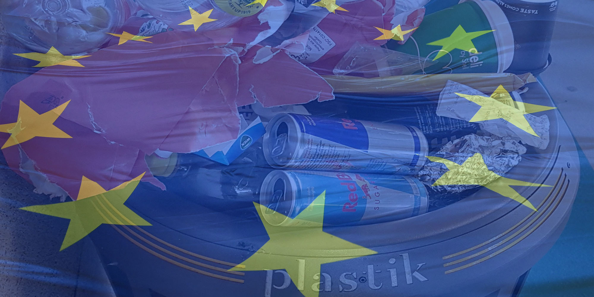 EU-Flagge mit Plastikmüll im Hintergrund