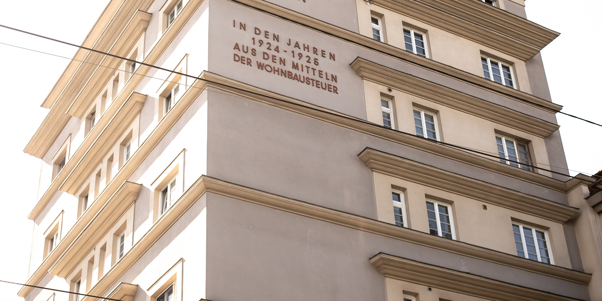 Eckfassade eines Wohnhauses in Wien