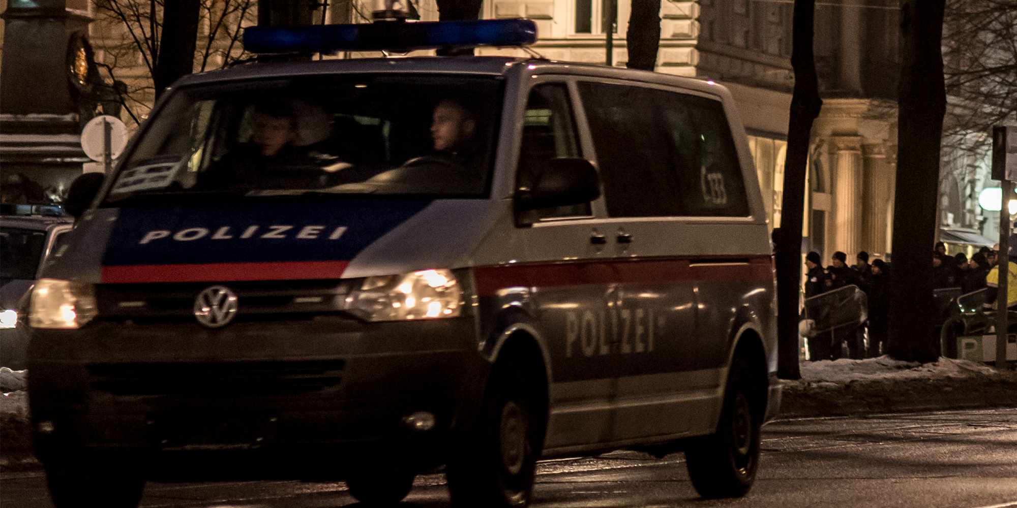 Polizeiauto in dunkler Straße