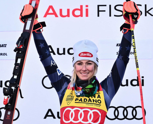 US-Skistar Michaela Shiffrin reißt die Hände in Siegerpose hoch