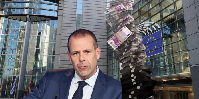Montage: Harald Vilimsky vor dem EU-Parlament mit einem Turm aus 500€ Scheinen